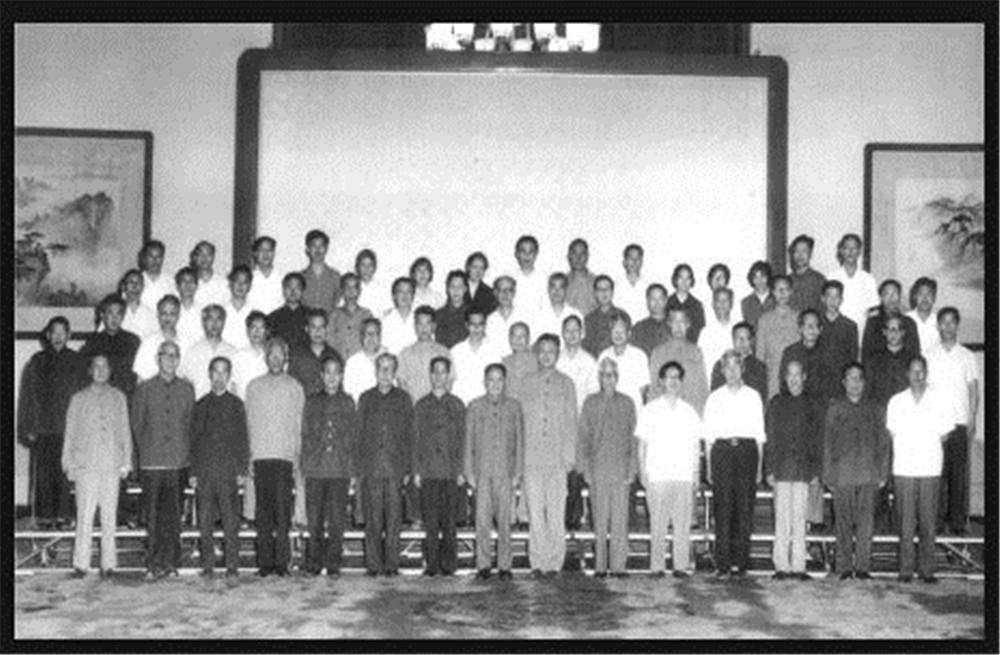 1977年8月，邓小平与参加科学和教育工作座谈会的科教工作者代表合影（三排座二为温元凯）